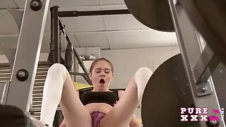Hai phim vietsub không che cô gái và hút từ